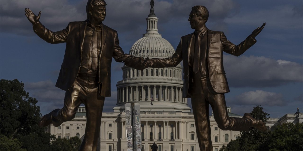 ABD'de, Epstein'in Albümünden Başkan Trump'ın da Yer Aldığı 19 Yeni Fotoğraf Paylaşıldı