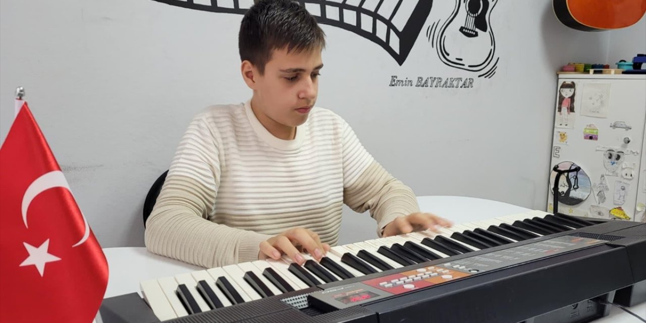 Otizmli Tarık Arda Dünyasını Müzikle Renklendiriyor