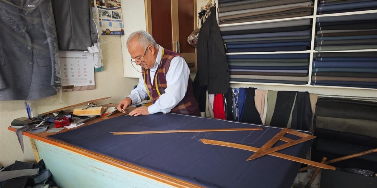 Antalya'da 46 Yıldır Terzilik Yapan Sadettin Dönmez Mesleğini "Aşkla" Yaşatıyor