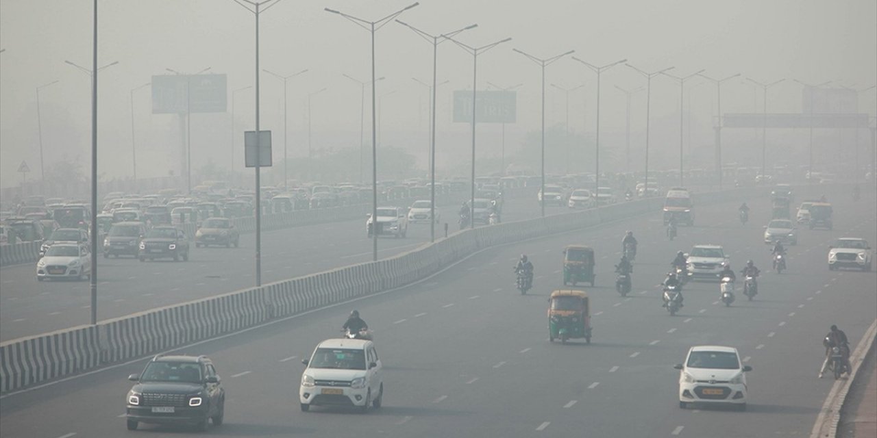 Hindistan'da Hava Kirliliğinin "Şiddetli" Seviyeye Ulaşması Nedeniyle Harekete Geçildi