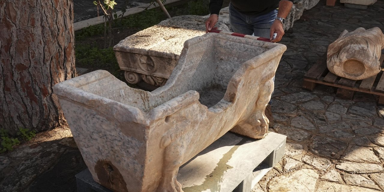 Romalı Seçkinlerin Kullandığı Mermer Küvet Çeşme Yalağına Çevrilmiş