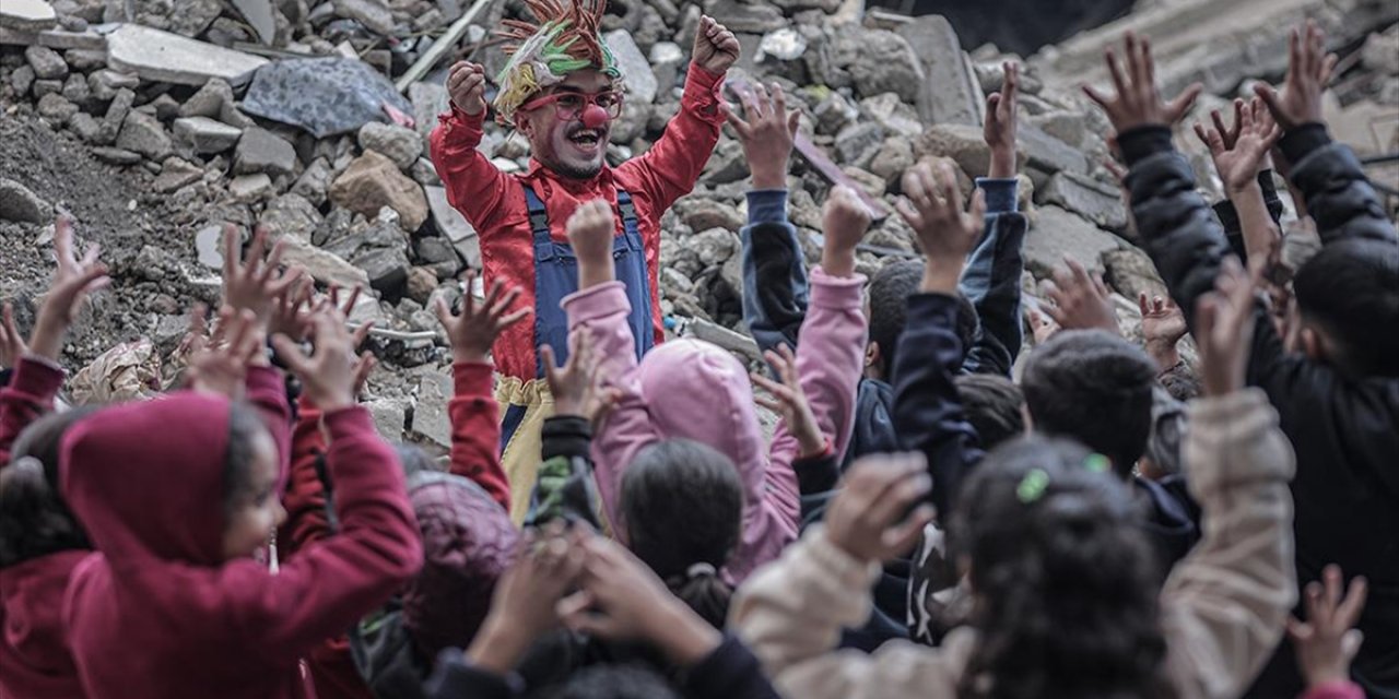 İsrail Saldırılarında Ailesini Kaybeden Gazzeli Palyaço, Acısına Rağmen Çocukları Güldürüyor