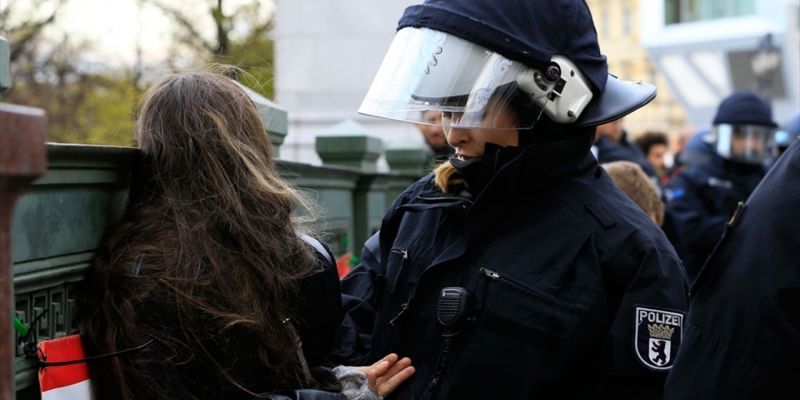 Terör Örgütü Yandaşları Almanya'da Türk Derneği Ve Marketine Saldırdı