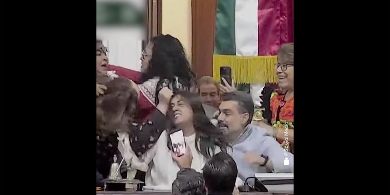 Meksika'da Kent Meclisi Üyeleri Oturum Sırasında Birbirlerinin Saçlarını Çekerek Kavga Etti