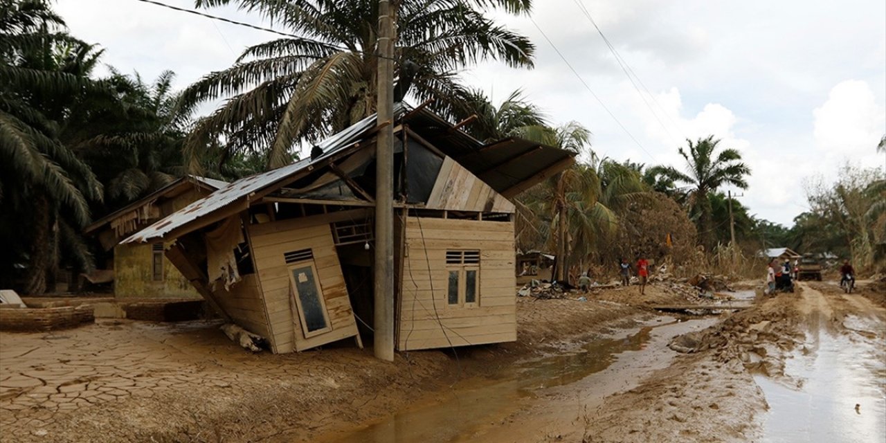 Endonezya'da Şiddetli Yağışların Yol Açtığı Afetlerde Ölü Sayısı 1030'a Yükseldi