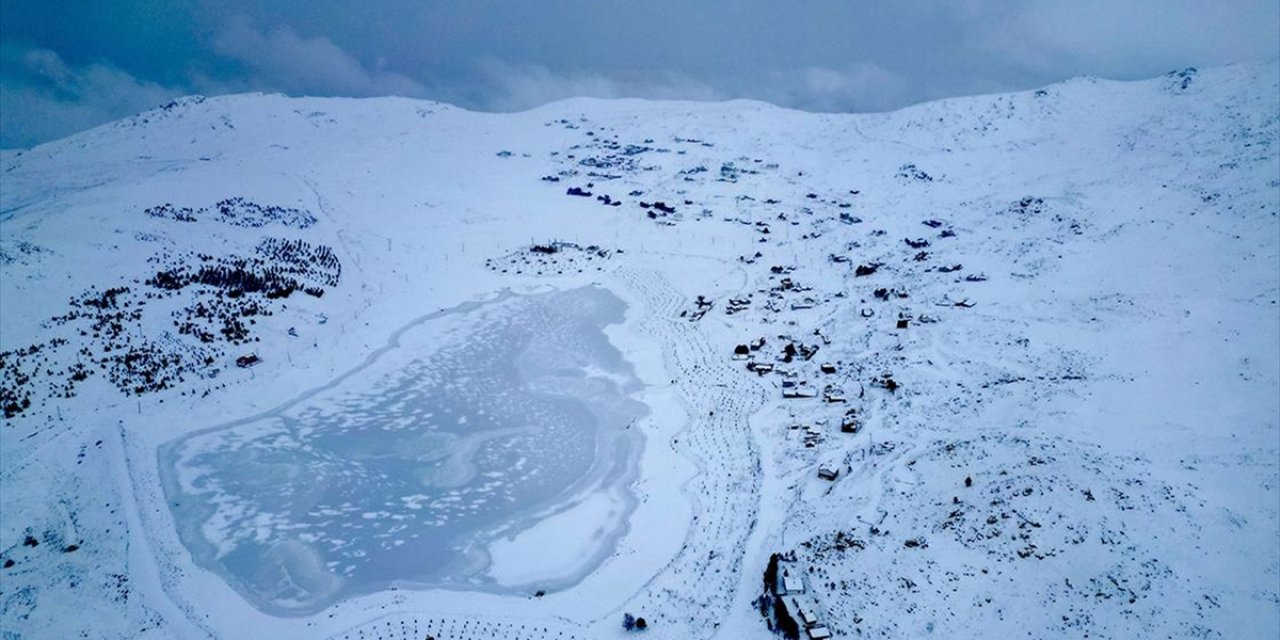 Bayburt'taki Aydıntepe Göleti'nin Yüzeyi Buz Tuttu