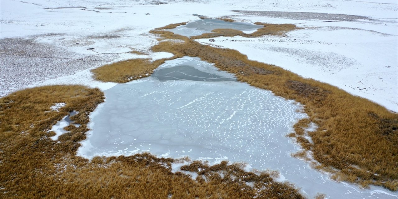 Kars'taki Tescilli Lavaş Gölü'nün Yüzeyi Dondu