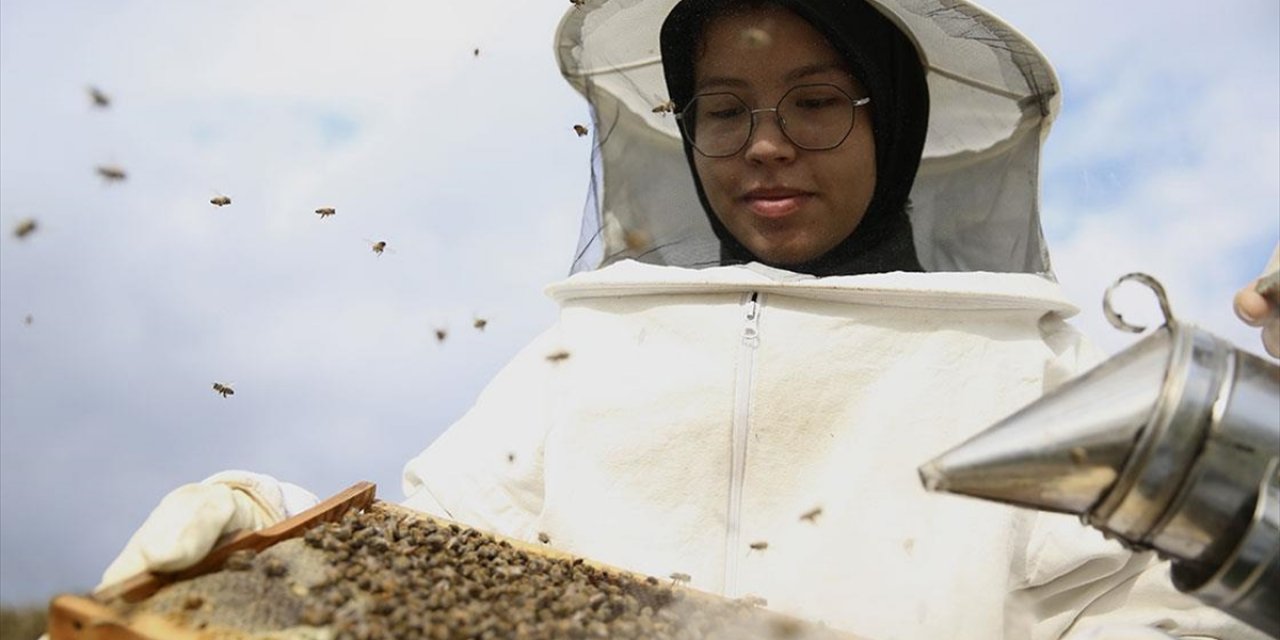 Seydikemerli Genç Baba Mesleği Arıcılığı Sürdürmek İçin Çalışıyor