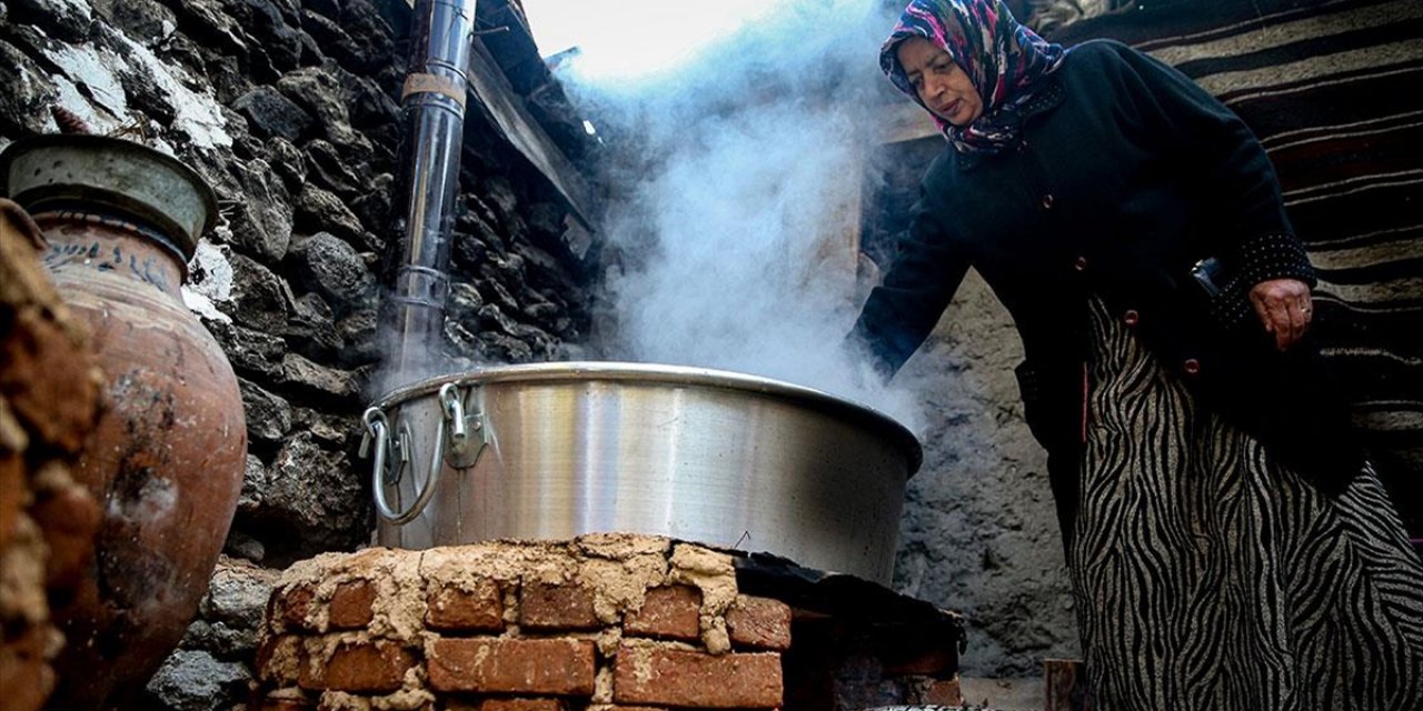 Uludağ'ın Ormanlarından Toplanan Kozalaklardan Pekmez Yapıyorlar