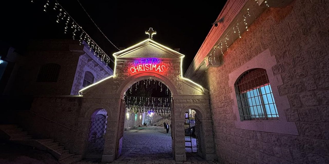 Suriye’nin İdlib İlinde Yaşayan Hristiyanlar, 14 Yıl Aradan Sonra İlk Kez Noel Hazırlıkları Yapıyor