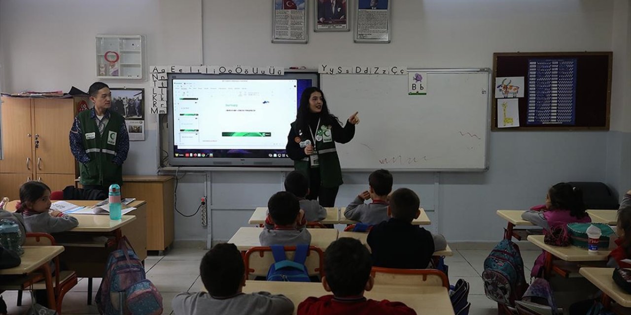 Erzurum'da Yeşilayın Genç Gönüllüleri Okulları Dolaşıp 11 Bini Aşkın Çocuğu Bilinçlendirdi
