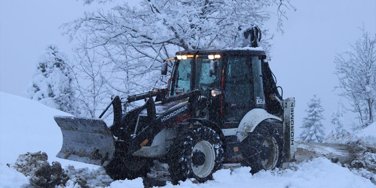 Kastamonu'da Köy Yolları Karla Mücadele Ekiplerinin Çalışmasıyla Açılıyor