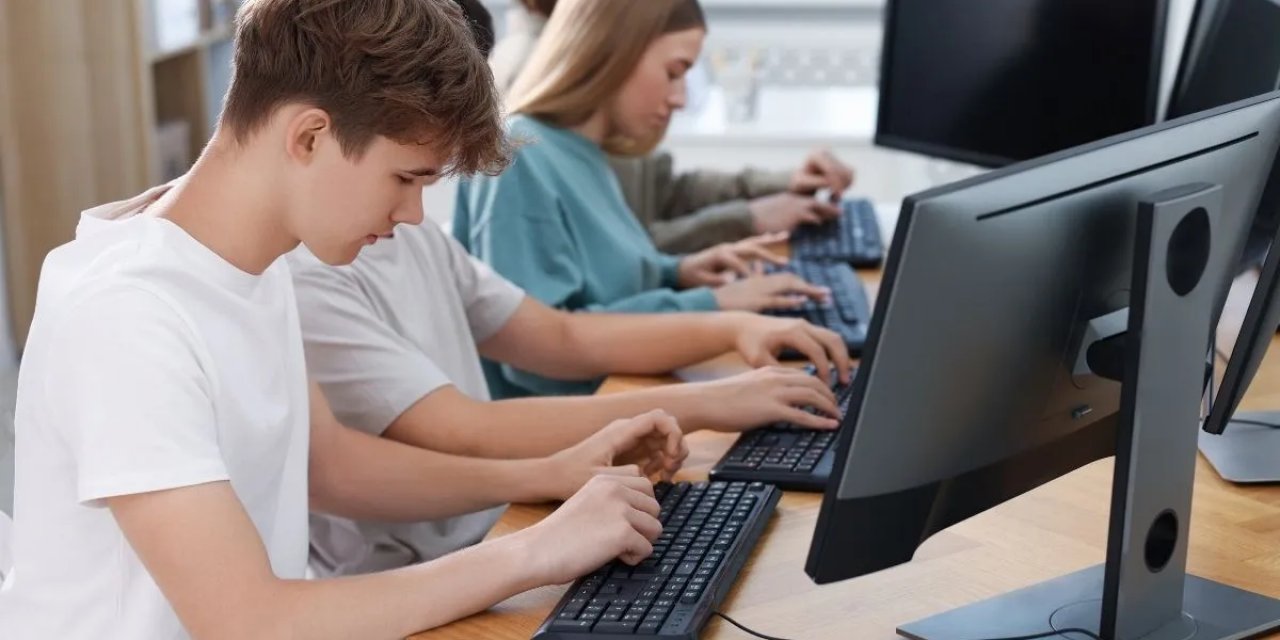 İş Bankası ve Türk Telekom Desteğiyle Ortaokullara Yazılım Eğitimi