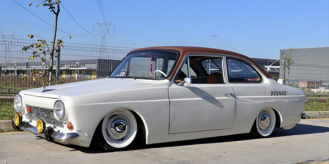 Çocukluğunda Başlayan Anadol Sevgisini, Yol Arkadaşı "Binnaz" İle Yaşatıyor