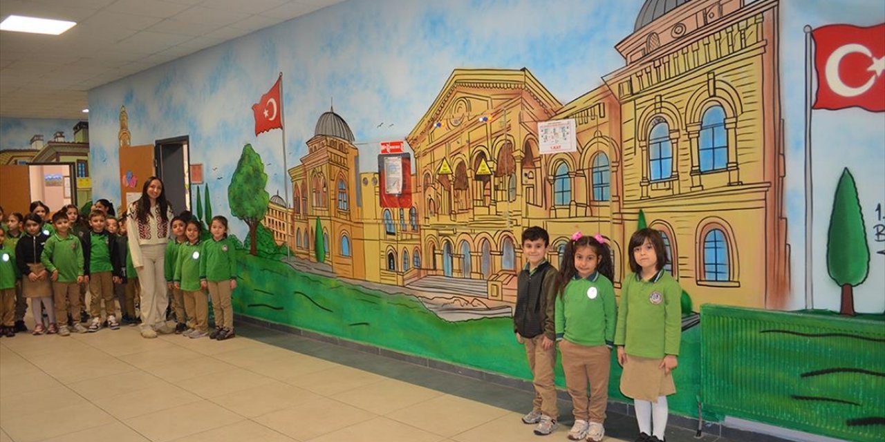 Kocaeli'de Öğrenciler Hayat Bilgisi Dersinde Öğrendiklerini Okul Koridorlarına Çizilen Resimlerle Pekiştiriyor