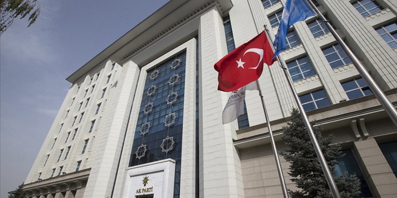 AK Parti, Milli Dayanışma, Kardeşlik ve Demokrasi Komisyonu Raporunu Cumhurbaşkanı Erdoğan'a Sundu