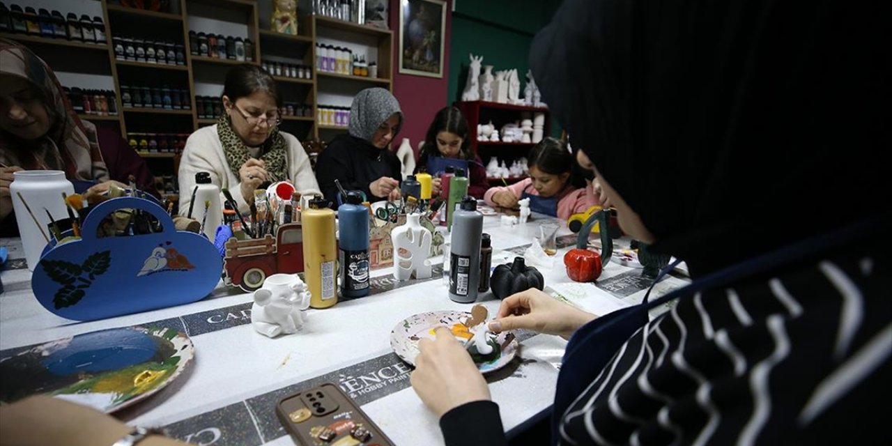 Yolları Sanatla Kesişen Kadınlar El Emeklerini Kazanca Dönüştürüyor