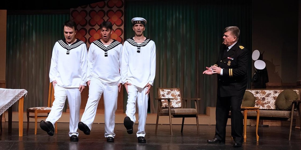 Bursa Devlet Tiyatrosu "Süt Kardeşler" Oyununun Prömiyerini Yaptı