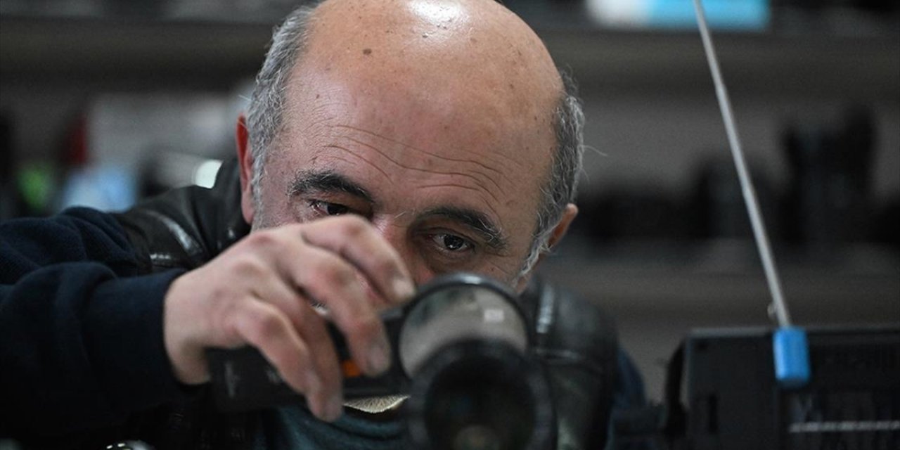 "Tek Elle" Sarıldığı Mesleğinde Fotoğraf Makinelerine Hayat Veriyor