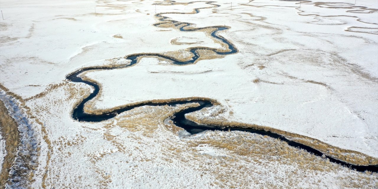 Karla Beyaza Bürünen Göle Ovası'ndaki Menderesler Dronla Görüntülendi