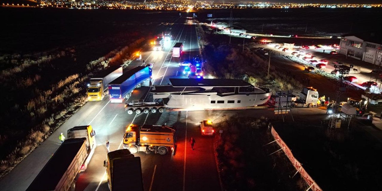 Erzurum-Artvin Kara Yolunda Dorsesi Yola Oturan Gemi Yüklü Tır Ulaşımı Aksattı