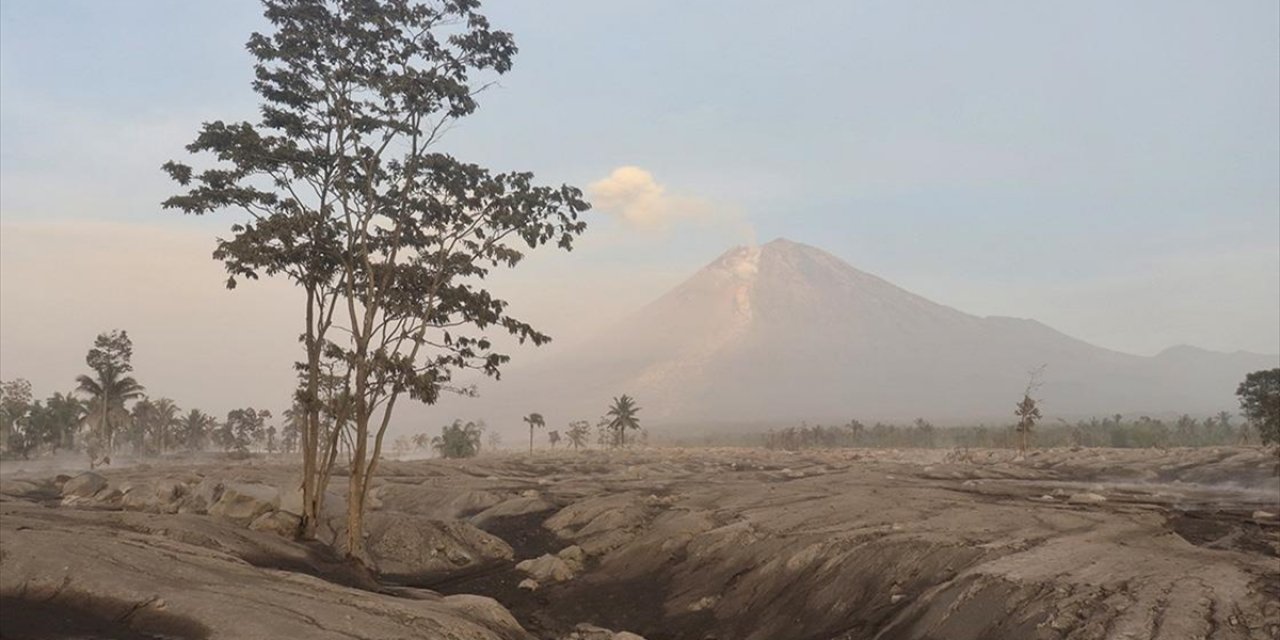 Endonezya'daki Semeru Yanardağı 6 Kez Patladı