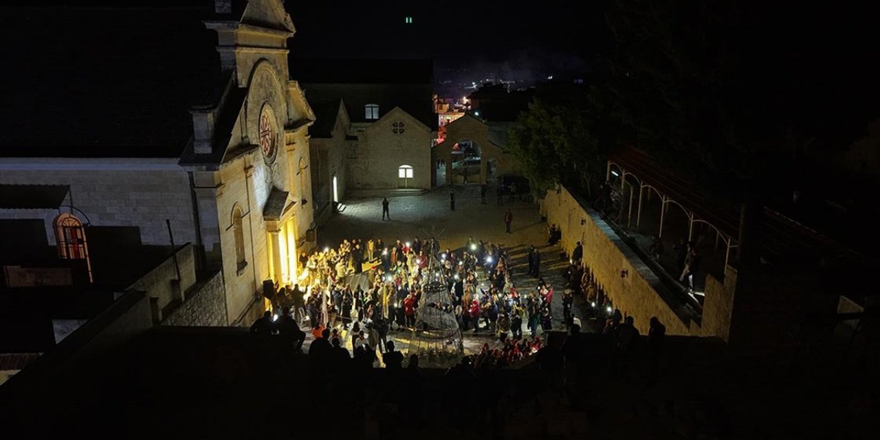 Suriye’nin İdlib İlinde 14 Yıl Sonra Noel Işıklandırması Yapıldı