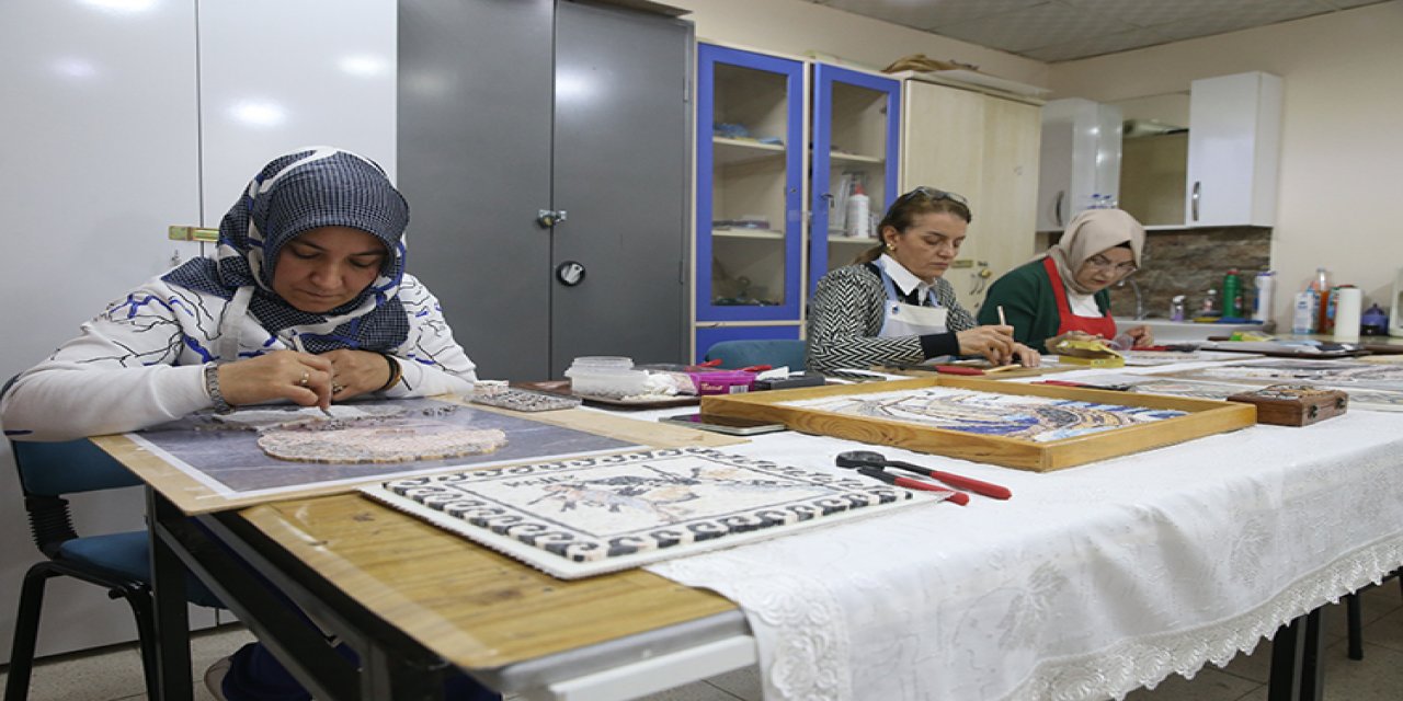 Kahramanmaraş'ın Germanicia Mozaikleri Kadınların Emeğiyle Yeniden Hayat Buluyor