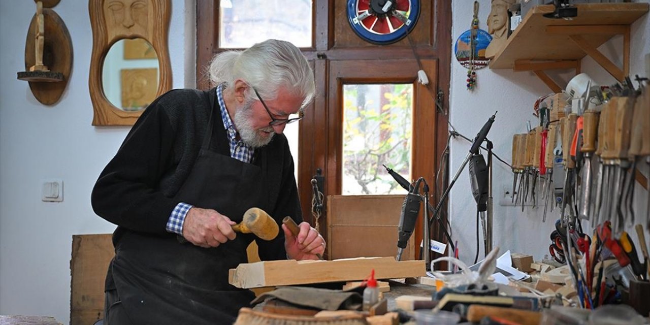 Anılarını Ahşap Sanatıyla Şekillendiriyor