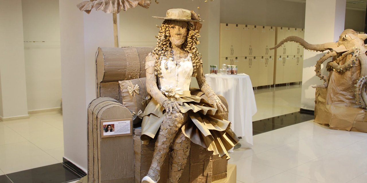 Çankırı'da Üniversite Öğrencileri Atık Malzemeleri Kullanarak Heykel Yaptı