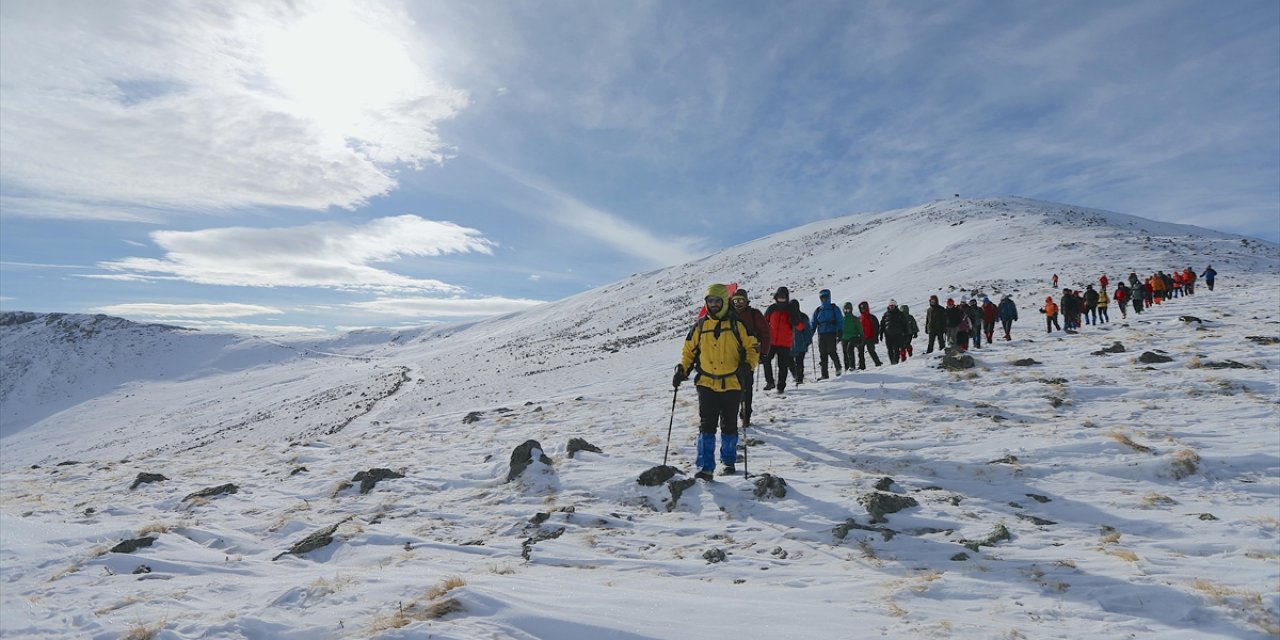 Dağcılar Sarıkamış Şehitlerini Şehadete Yürüdükleri Zirvede Her Yıl Anıyor