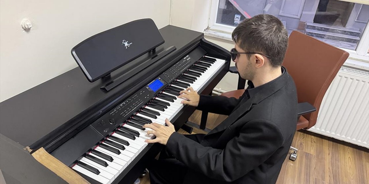 Görme Engelli Müzik Öğretmeni Piyano Eğitimiyle Öğrencilerin Hayallerine Dokunuyor