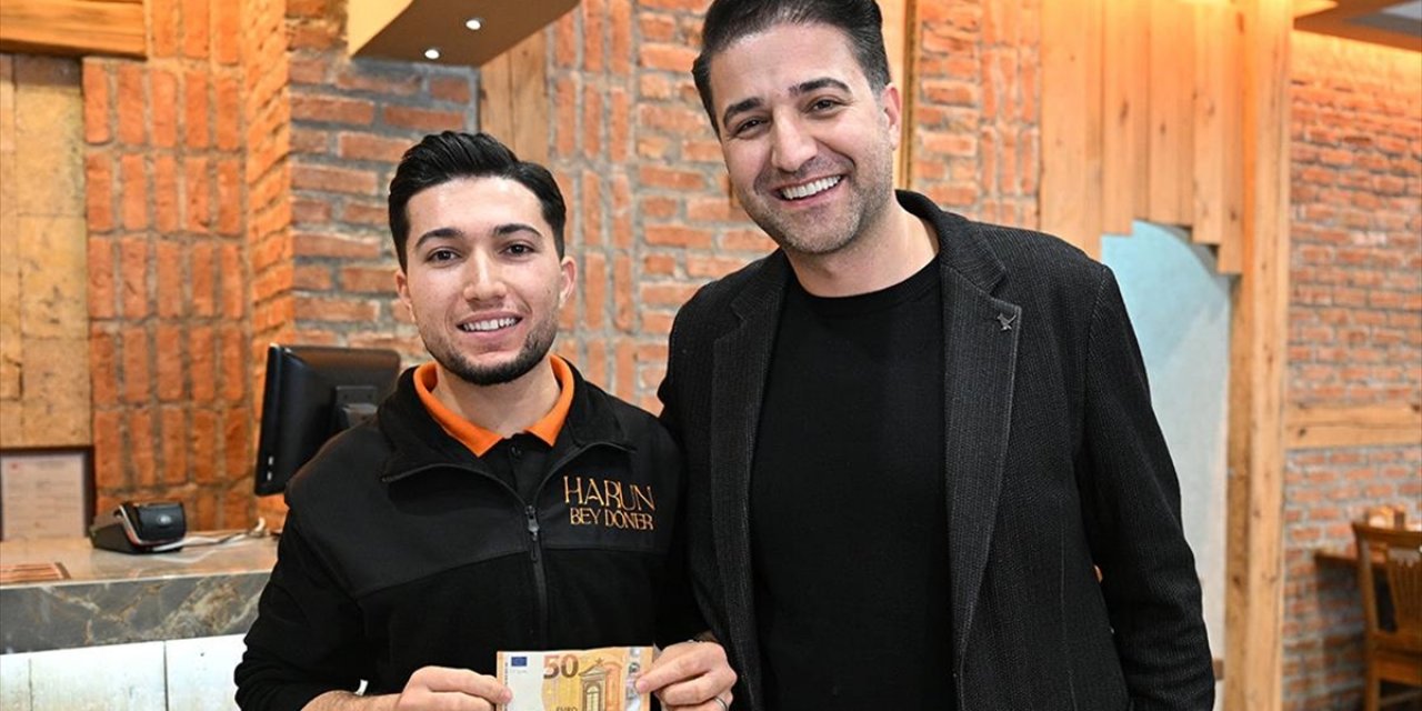 Yabancı Turist, Garsona Verdiği 50 Avro Bahşişi Bir Gün Sonra Geri İstedi