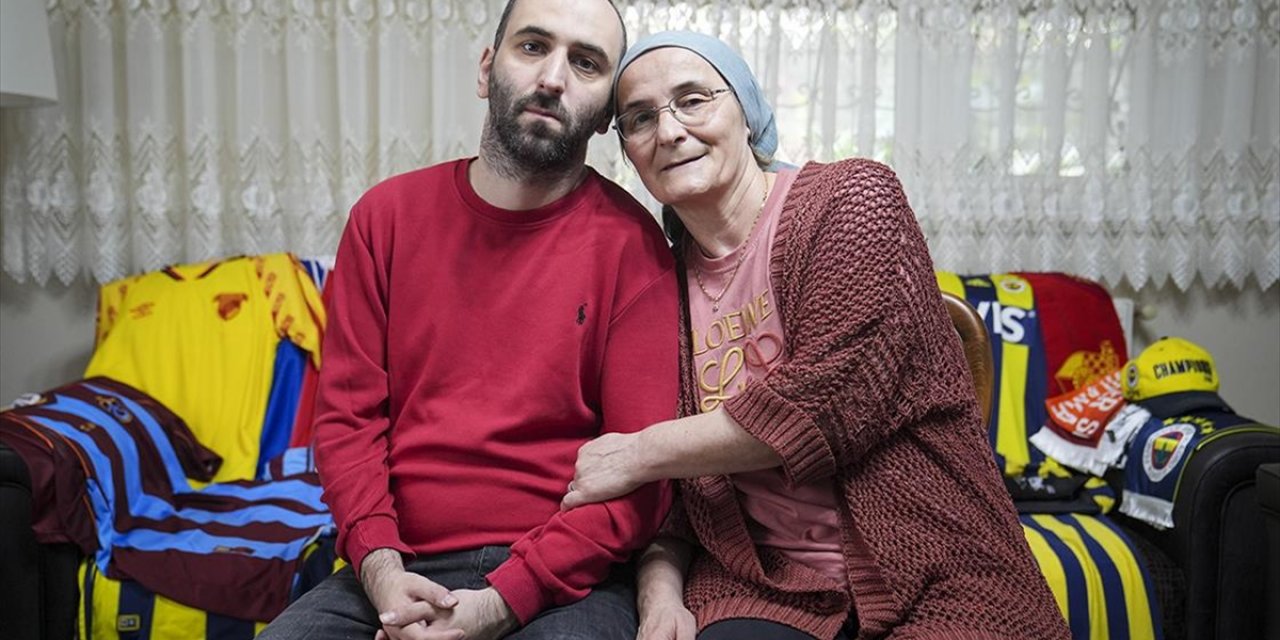 Fenerbahçe Taraftarı Otizmli Gencin Futbol Sevgisi Forma Koleksiyonuna Dönüştü