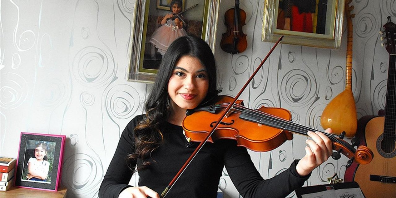 14 Yaşındaki Keman Sanatçısı Ceren, Yeteneğiyle Adını Dünyaya Duyuruyor