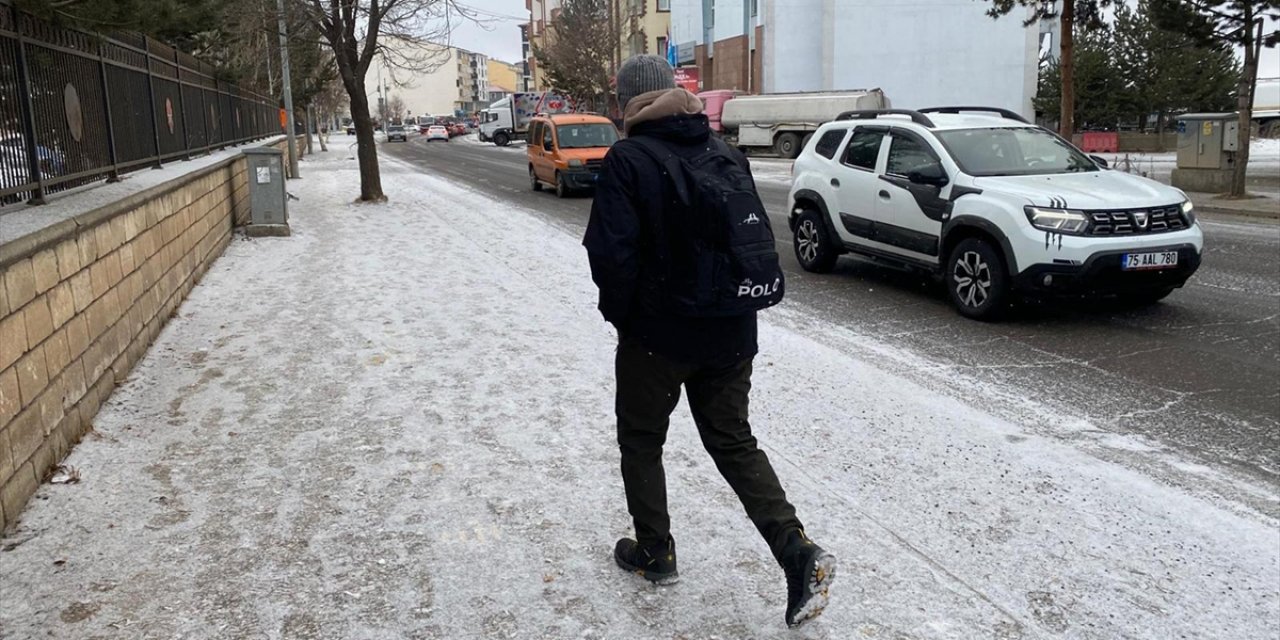 Kars ve Ardahan'da Kar İle Soğuk Hava Etkili Oluyor