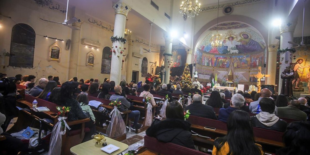 Gazze'deki Hristiyanlar Noel Ayininde İsrail'in Neden Olduğu Yıkımın Ortasında Barış İçin Dua Etti