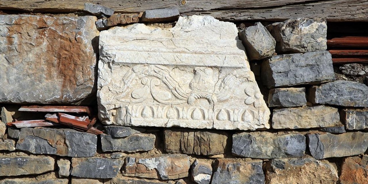 Roma Dönemine Ait Tapınaktaki Kabartmalı Taşlar Köydeki Eski Yapıları Süslüyor