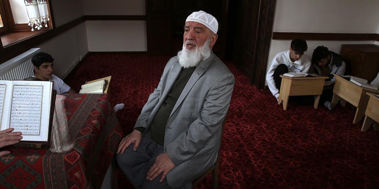 Yıllarca Hafız Yetiştiren 75 Yaşındaki Osman Hoca Gençlerle Yan Yana Ezber Tazeliyor