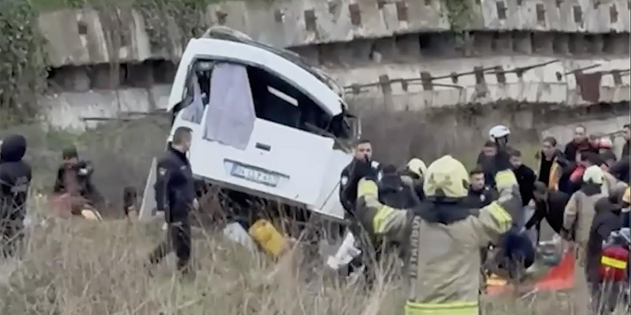 Esenyurt'ta Servis Midibüsü Devrildi