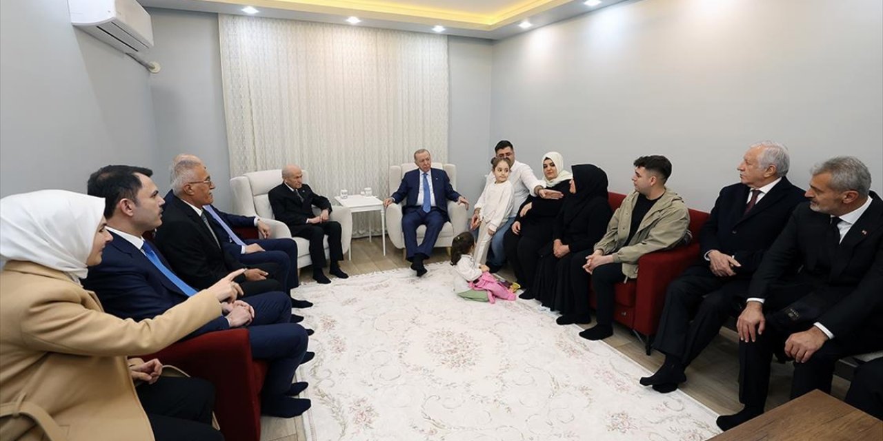 Cumhurbaşkanı Erdoğan, Hatay'da Depremzede Karakuş Ailesini Ziyaret Etti