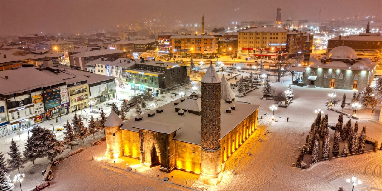 Erzurum'da Beyaza Bürünen Tarihi Yapılar Havadan Görüntülendi