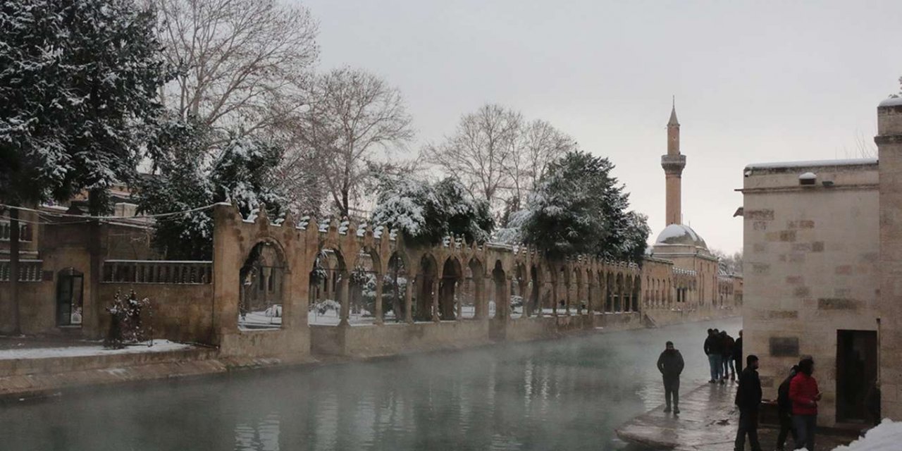 Şanlıurfa'daki Tarihi Balıklıgöl Beyaza Büründü