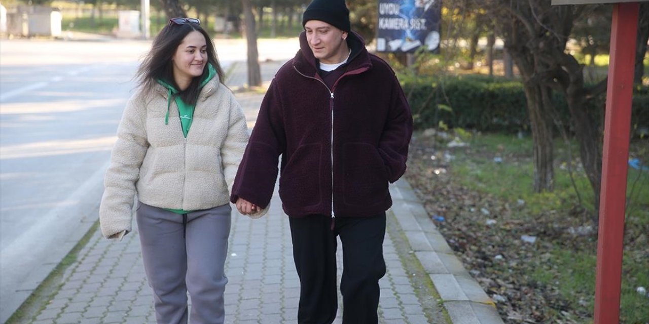 Edirne'de Kanseri Yenen Genç Mimar, Mutluluğunu Eşiyle Attığı Şehir Turuyla Paylaştı