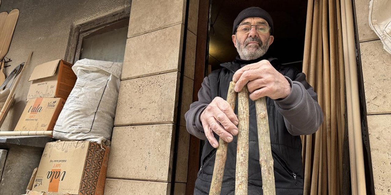 Nurettin Usta 50 Yıldır Çoban Değneğiyle Keser Sapı ve Fırın Küreği Üretiyor
