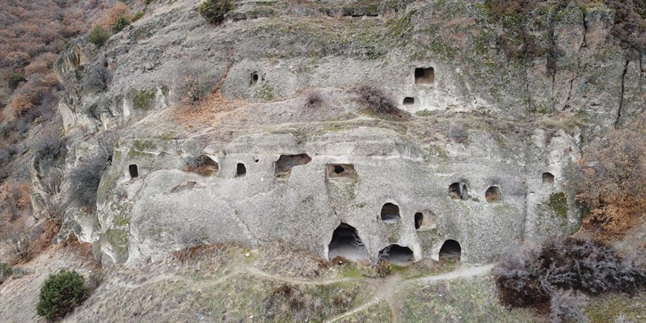 Çankırı'daki İndağı Kaya Mezarları Tarih ve Doğa Meraklılarının İlgisini Çekiyor