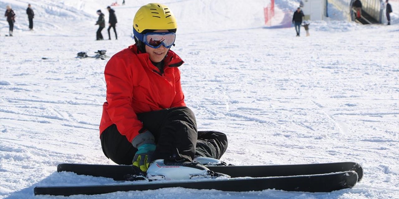 Hakkari'deki Gençlik Kampı'nda Yaklaşık 8 Bin Öğrenci Kayakla Tanıştı
