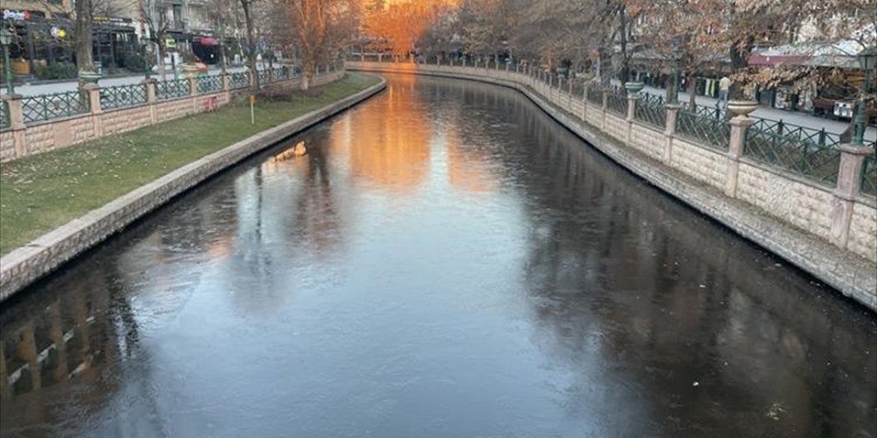 Porsuk Çayı'nın Yüzeyinde Buz Tabakası Oluştu
