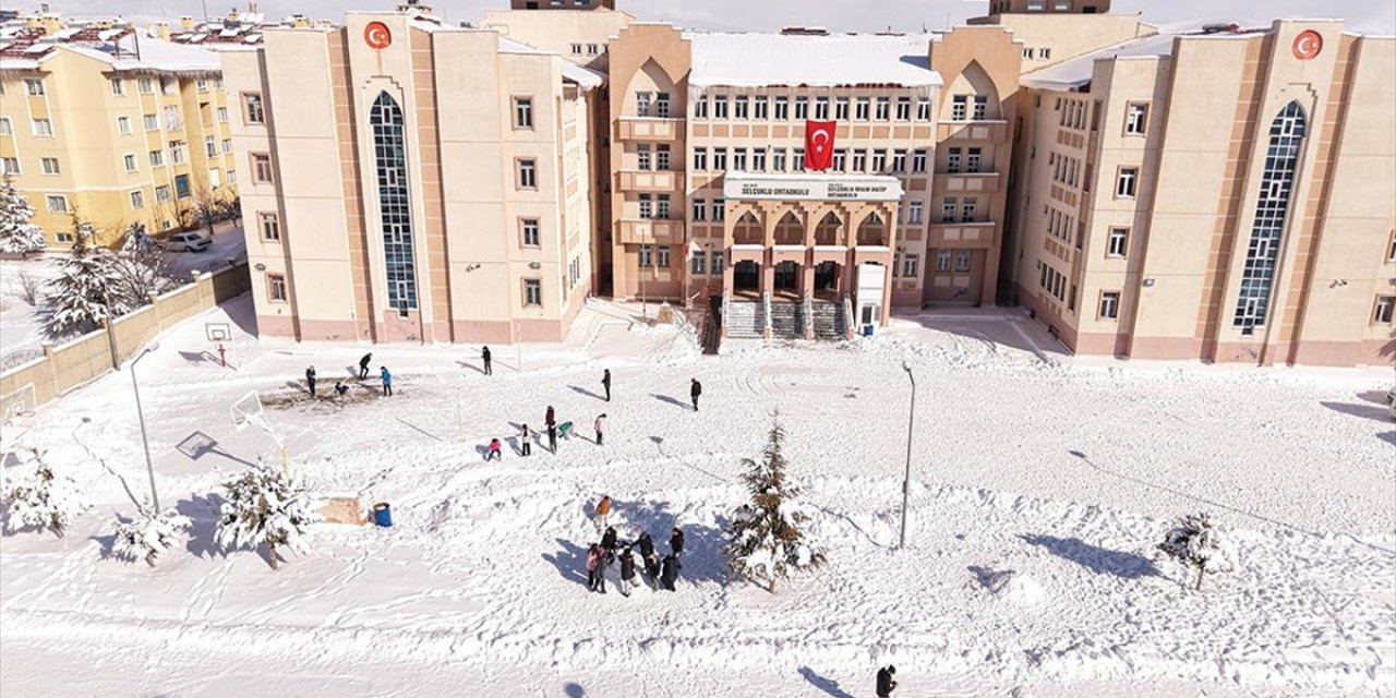 Van'da Öğrenciler Karın ve Tatilin Keyfini Çıkardı