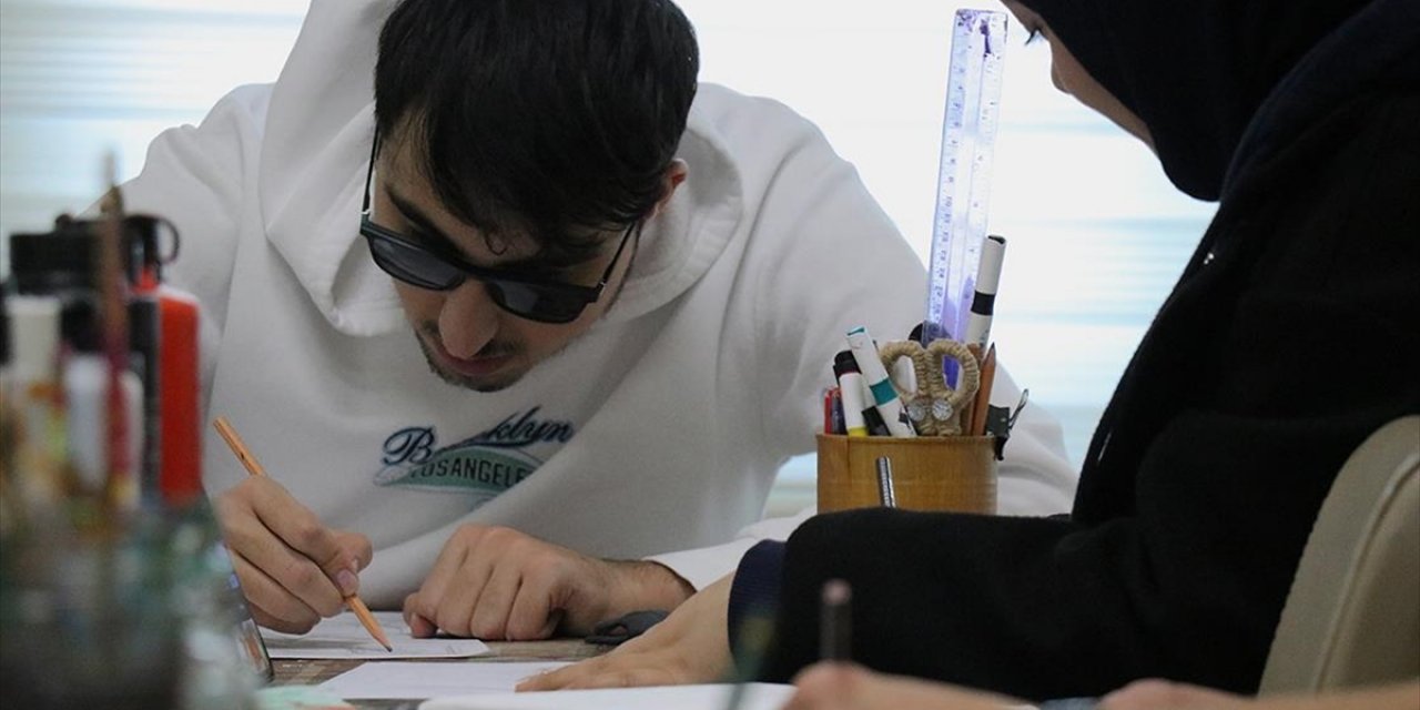 Görme Engelli Üniversite Öğrencisi Resimlerle Hayatını Renklendiriyor